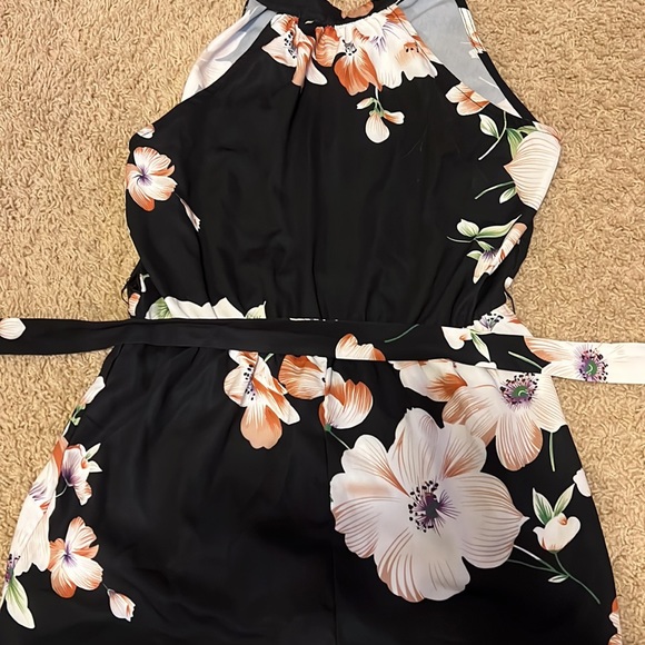 11-12y looks new floral romper with bow for waist - Picture 2 of 2